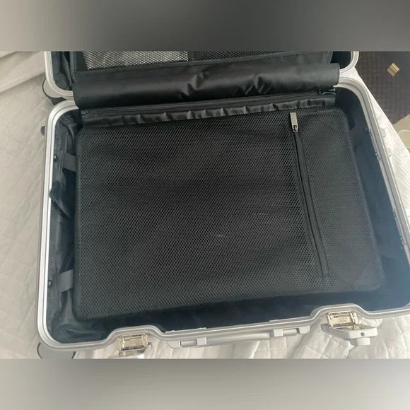 ALUMINUM CARRY ON SUITCASE - Picture 5 of 7